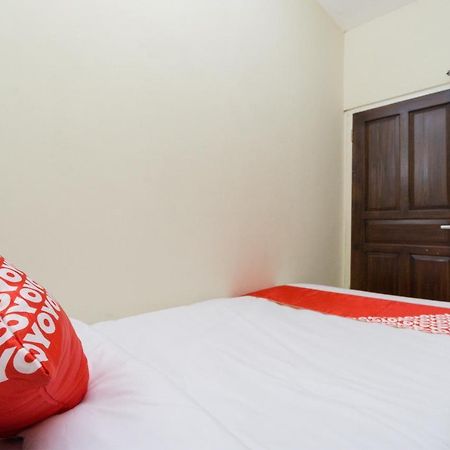 Oyo 1542 Yessy Mansion Hotel Ngabean Buitenkant foto