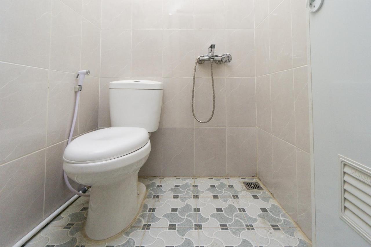 Oyo 1542 Yessy Mansion Hotel Ngabean Buitenkant foto