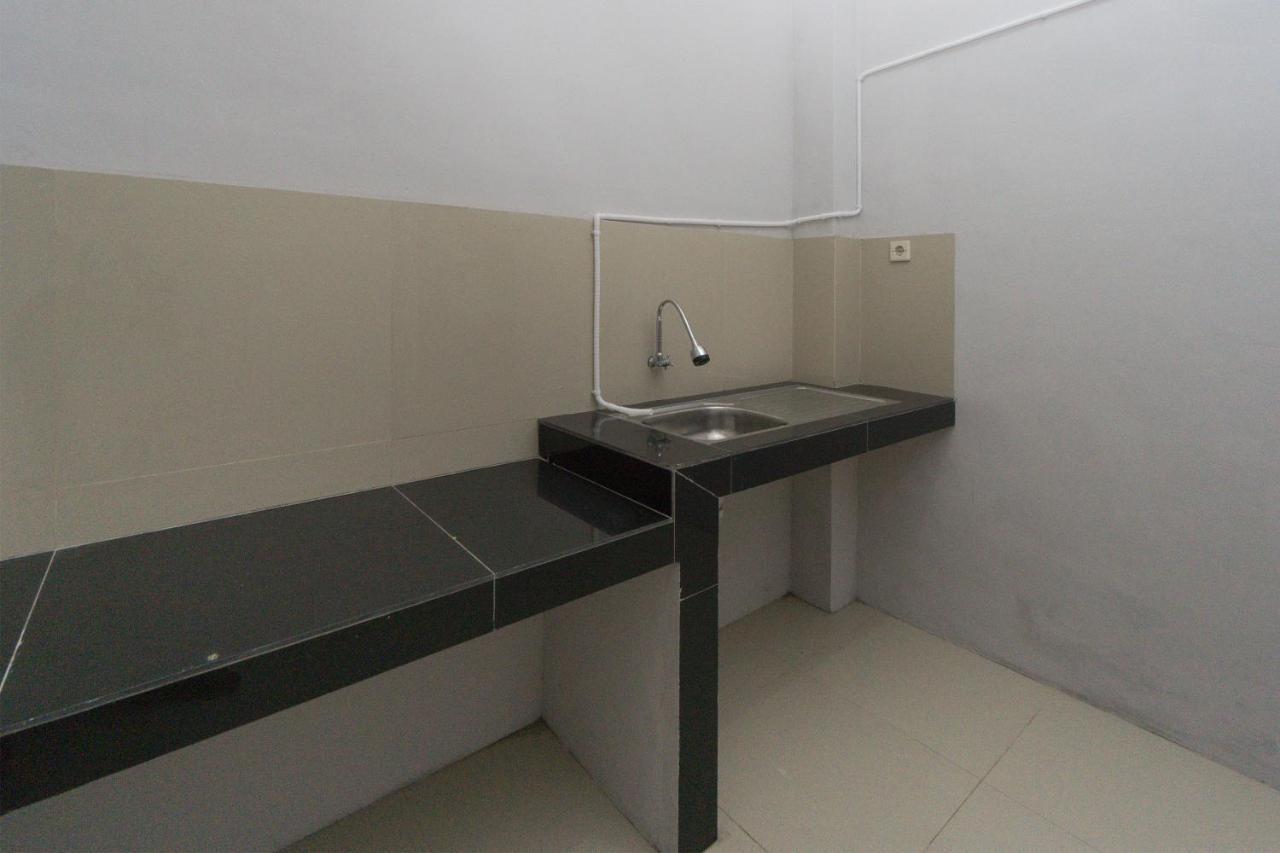 Oyo 1542 Yessy Mansion Hotel Ngabean Buitenkant foto