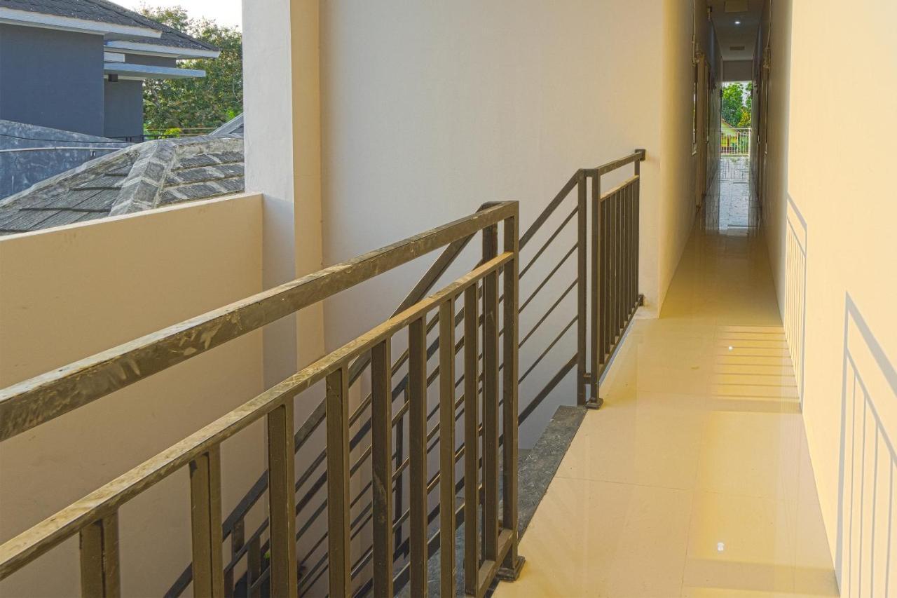 Oyo 1542 Yessy Mansion Hotel Ngabean Buitenkant foto